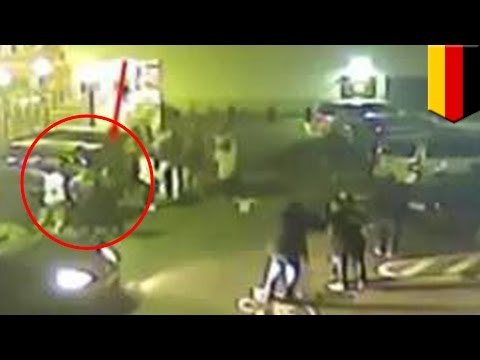 Video muestra el momento en que adolescente golpea con un bate a mujer que intento detener pelea