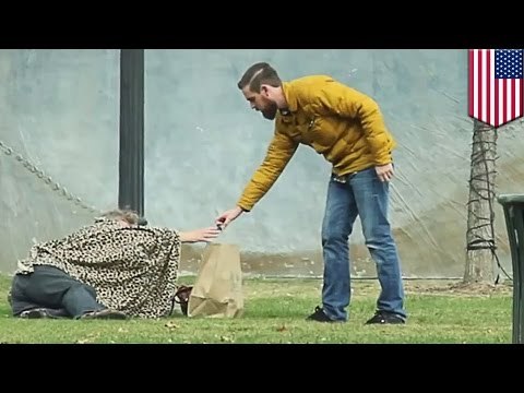 Hombre usa una tarjeta “Todo lo que pueda comer” para alimentar a personas sin hogar