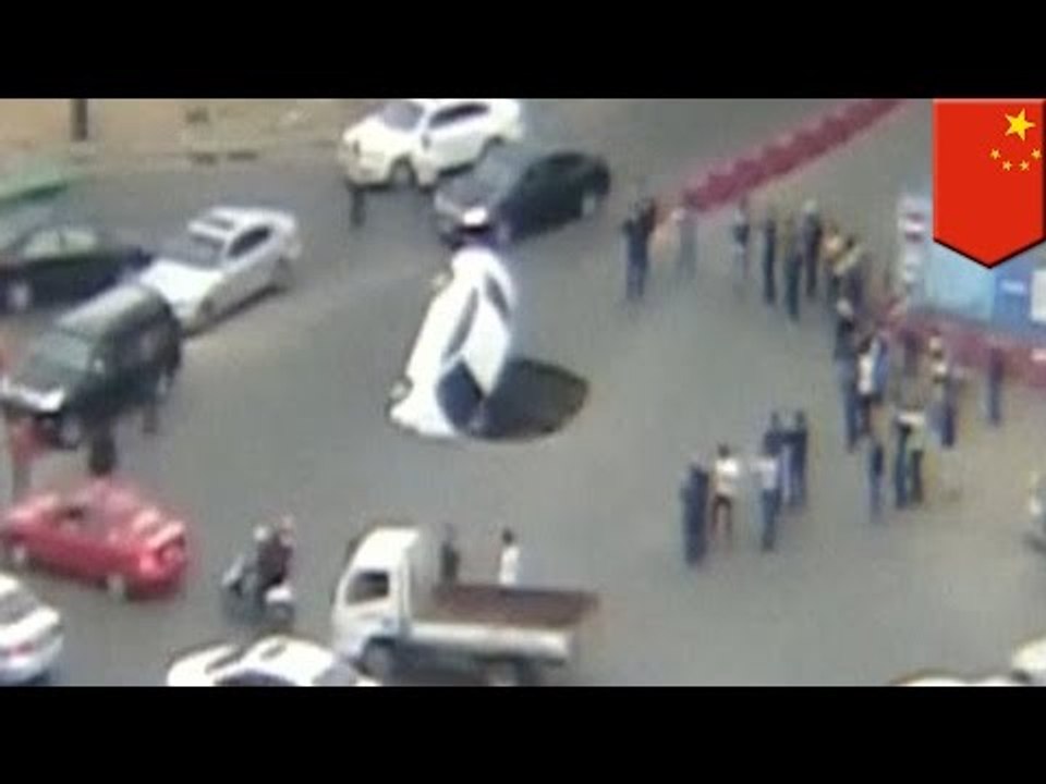 Pasajeros escapan de milagro cuando un gran agujero apareció en una concurrida calle en China