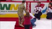 Un soldat de la US Army de retour de la guerre fait la surprise à sa famille en plein match de hockey!