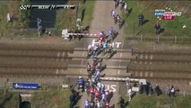 Paris-Roubaix : Des cyclistes a 2 doigts de se faire écraser par un TGV!