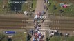 Paris-Roubaix : Des cyclistes a 2 doigts de se faire écraser par un TGV!
