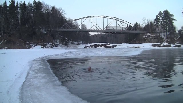 Petit bain dans une eau glacée... Ils sont fou ces norvégiens!