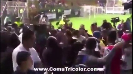 Diego Maradona frappe un journaliste pendant un match pour la paix à Bogota