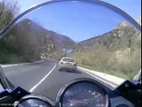 Quand un automobiliste ne veut pas laisser passer un motard...