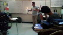 Un professeur de chimie met le feu dans sa salle de classe pour une expérience