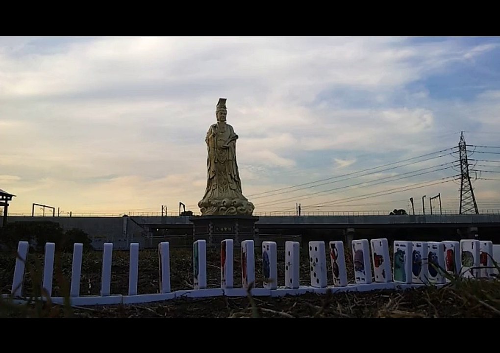 The Golden Lady domino run