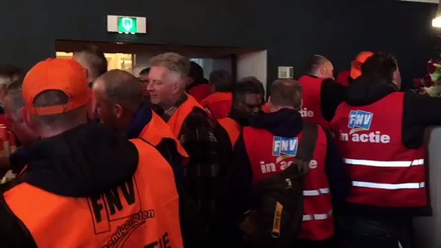 Stakende werknemers Smurfit Kappa staan in de rij om zich aan te melden - RTV Noord