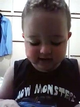 criança contando historias da biblia