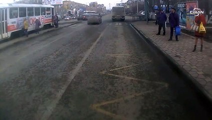 Rusya’da korkunç kaza kamerada; havada takla atan genç öldü