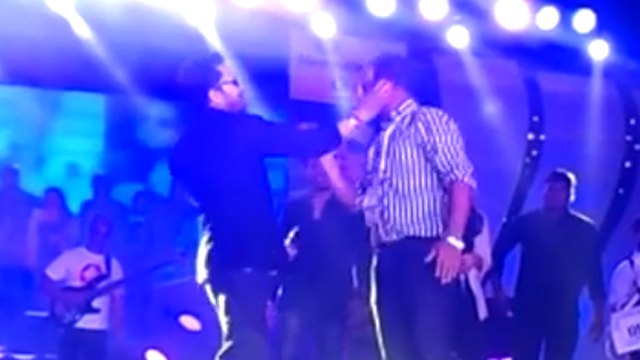 Mika Singh Slaps Doctor At An Event In Delhi | SHOCKING