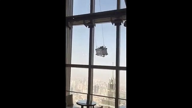 91. Katta İçinde İşçi Olan İskelenin Salıncak Gibi Sallanması - Video
