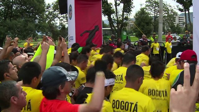 Colombianos corren contra las minas