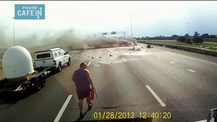 un héros sauve une femme et un enfant de 1 an d'une voiture en feu