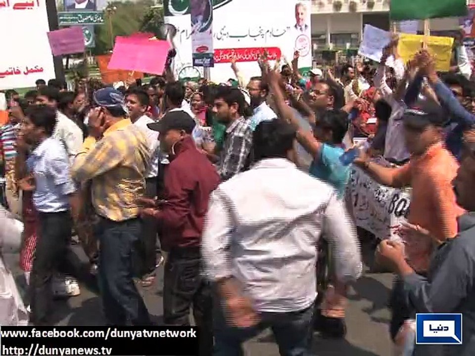 Dunya News - Lahore: Paramedical staff, blind people protest at Mall Road