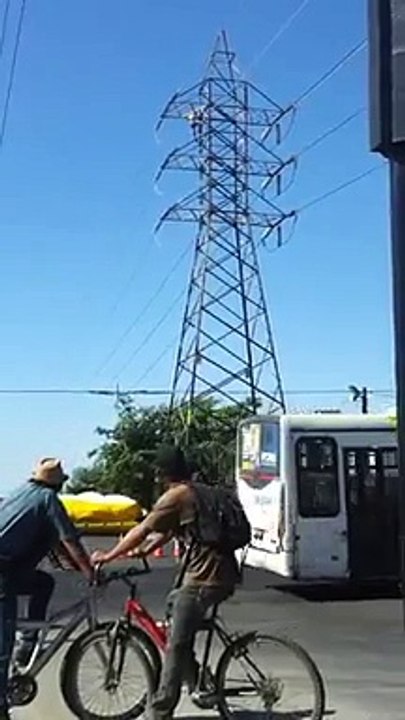 Man died while climbing on electricitytower