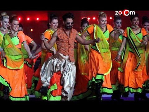 Shahrukh Khan mocks his Wankhede Ban at a Match, Preity Zinta's team 'Kings XI Punjab' to promote a Condom Brand