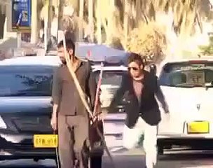 下载视频: Kahan Jaa Rahay Ho ; Funny Pakistani Prank Video Video Dailymotion