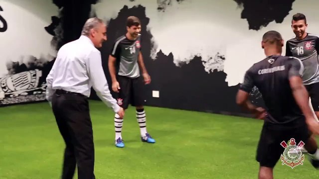 Tite mostra talento na altinha com jogadores