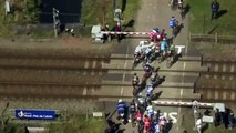 Tren bala pasa en plena carrera de ciclismo