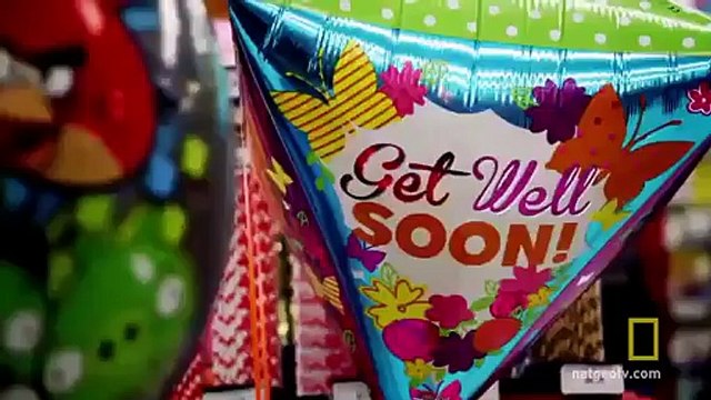 Des ballons remplis d'eau arrêtent une balle de pistolet.