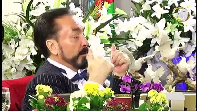 Mümin anlatır, küfür alay eder. Allah emrettiği için alay ederler ve müminler sevap kazanır.