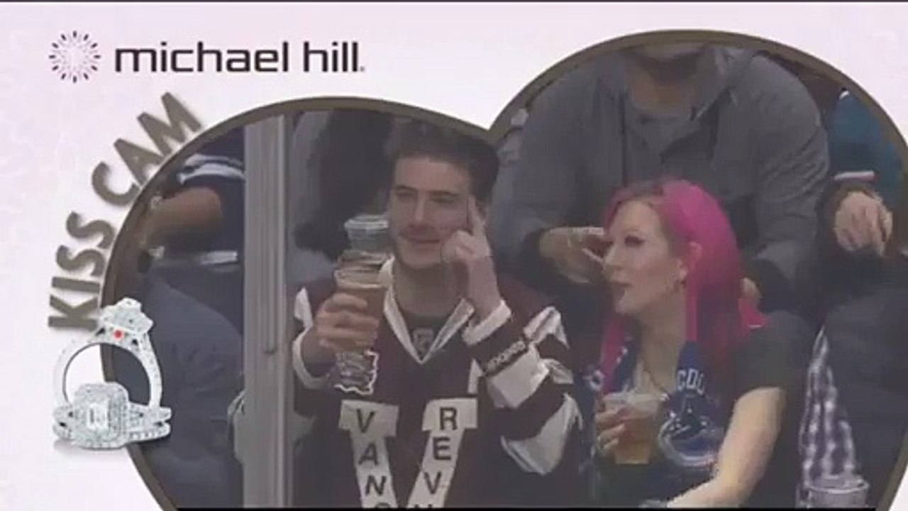 Il humilie sa petite amie lors d'une kiss cam.