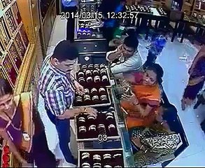 Have you Ever Seen Such a Brave Thief Woman like this --t