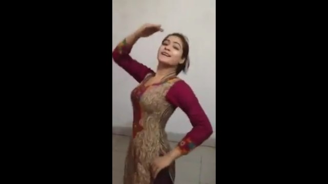 Indian Girl Dance on baby doll main sony di in her room