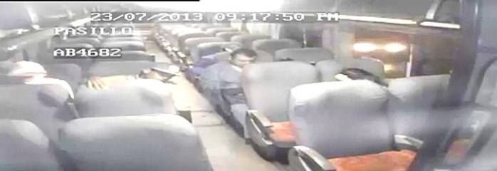 Video muestra como 3 sujetos asaltan a chofer de bus y a pasajeros