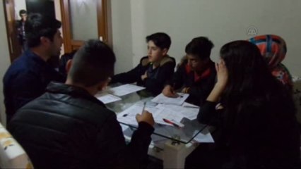 Öğrencileri İçin Evini Etüd Merkezine Çevirdi