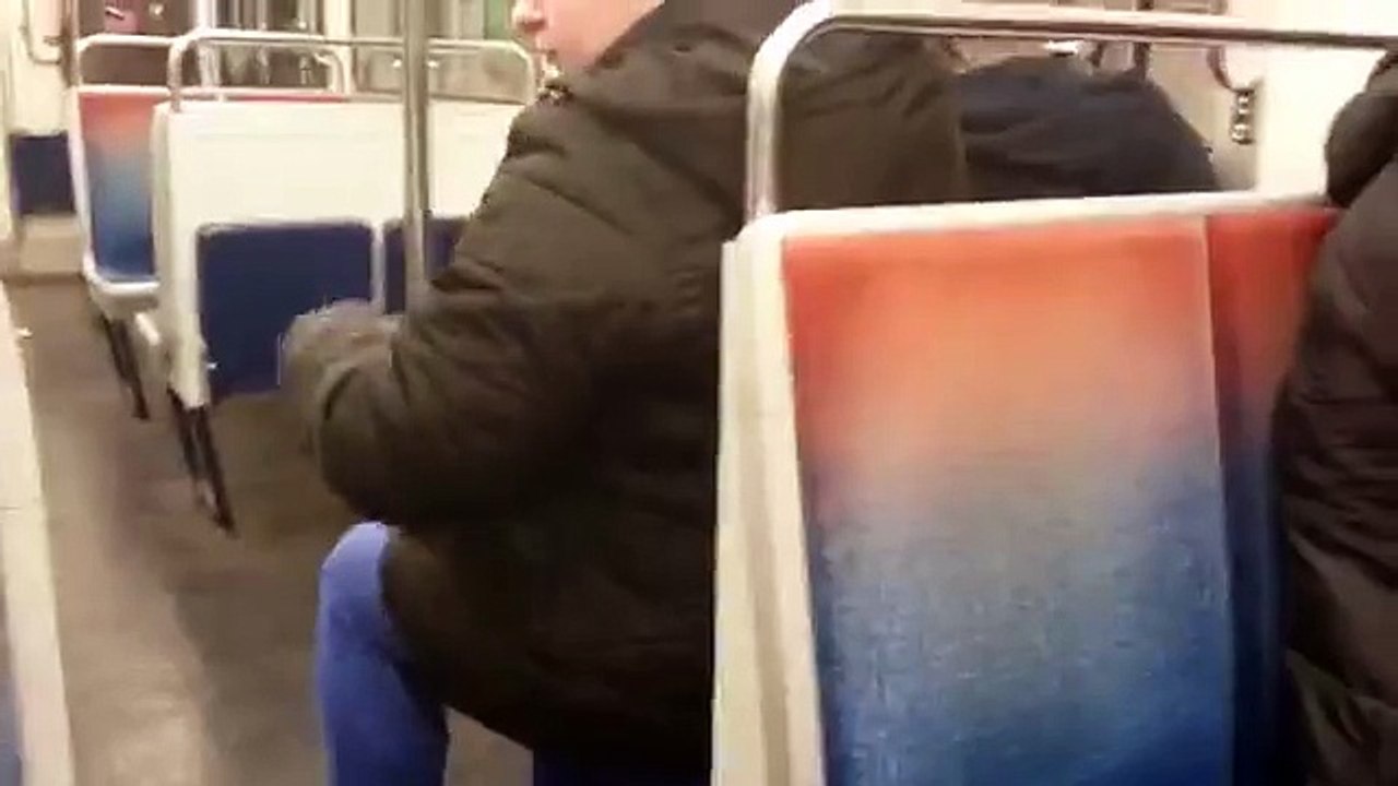 Un métro parisien circule portes ouvertes !