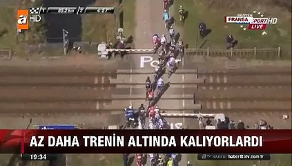 Bisiklet yarışmasındaki sporcular trenin altında kalmaktan son anda böyle kurtuldu