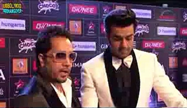 Mika Singh SLAPS a Doctor on Stage SLAP CONTROVERSY.3gp