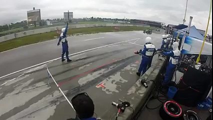 Automobile - Un mécanicien s'en sort bien après avoir été renversé par une voiture