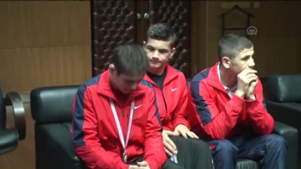 Vali Erkoç, Şampiyon Güreşçileri Ödüllendirdi