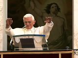 Papa Bento XVI canta com brasileiros e portugueses.