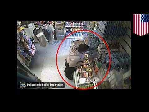 Video de seguridad muestra a un hombre que robo una tienda usando un plátano