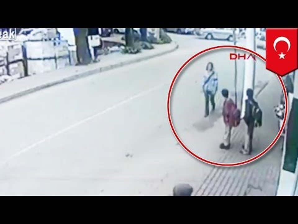 Poste de luz le salva la vida a niños en impresionante accidente de transito en Turquía