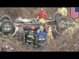 Скачать видео: Hombre sobrevive 17 horas atrapado bajo su camioneta luego de caer por un acantilado