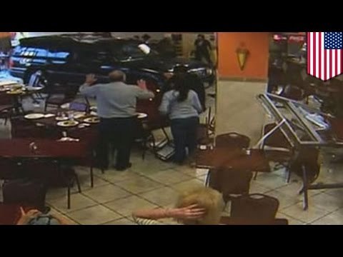 Video muestra a mujer que atraviesa con su vehículo famoso restaurante de Houston en hora pico