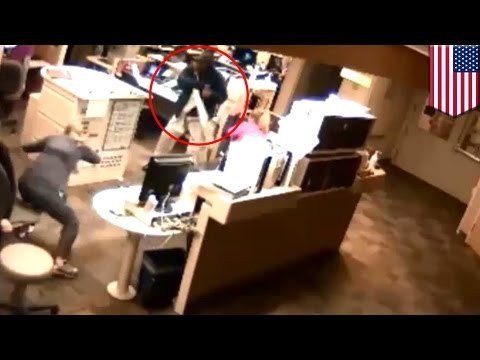 Hombre paranoico arranca una barra de metal de la cama de un hospital y ataca a enfermeras