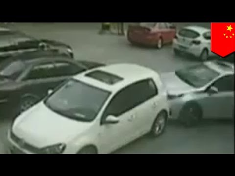 Conductor chino tarda 10 minutos para estacionarse, destruyendo autos en el intento
