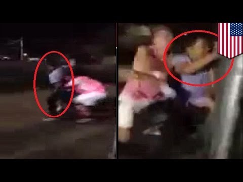 Jugadores de un equipo de beisbol juvenil acorralan y golpean violentamente a joven indefenso