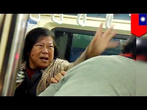 Abuela loca en el metro de Taipéi ataca a una mujer acusándola de no saber educar a sus hijos