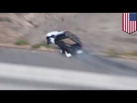 Persecución policía termina cuando ladrón de bancos choco su auto contra un puente