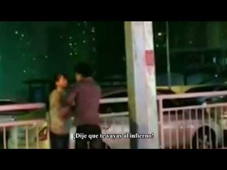 Mujer china golpea violentamente a su novio en plena via publica