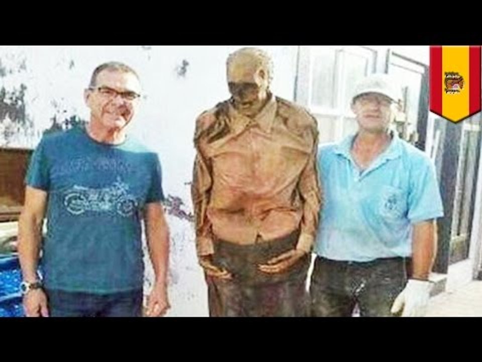 Sepulturero español es suspendido por tomarse fotos con un cadáver exhumado