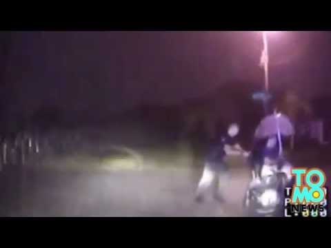 Oficial de policía rescata a un hombre invalido en medio de una fuerte tormenta