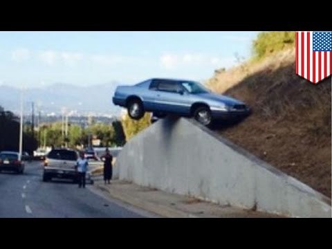 Auto termina perfectamente balanceado sobre un muro de contención en extraño accidente